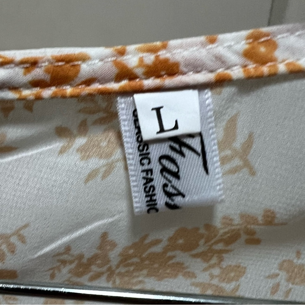 Like New Floral Romper. Size large. Worn once - Picture 6 of 7